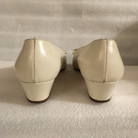 Vintage Salvatore Ferragamo Vara Bow Pumps Size 7 - Picture 3 of 8